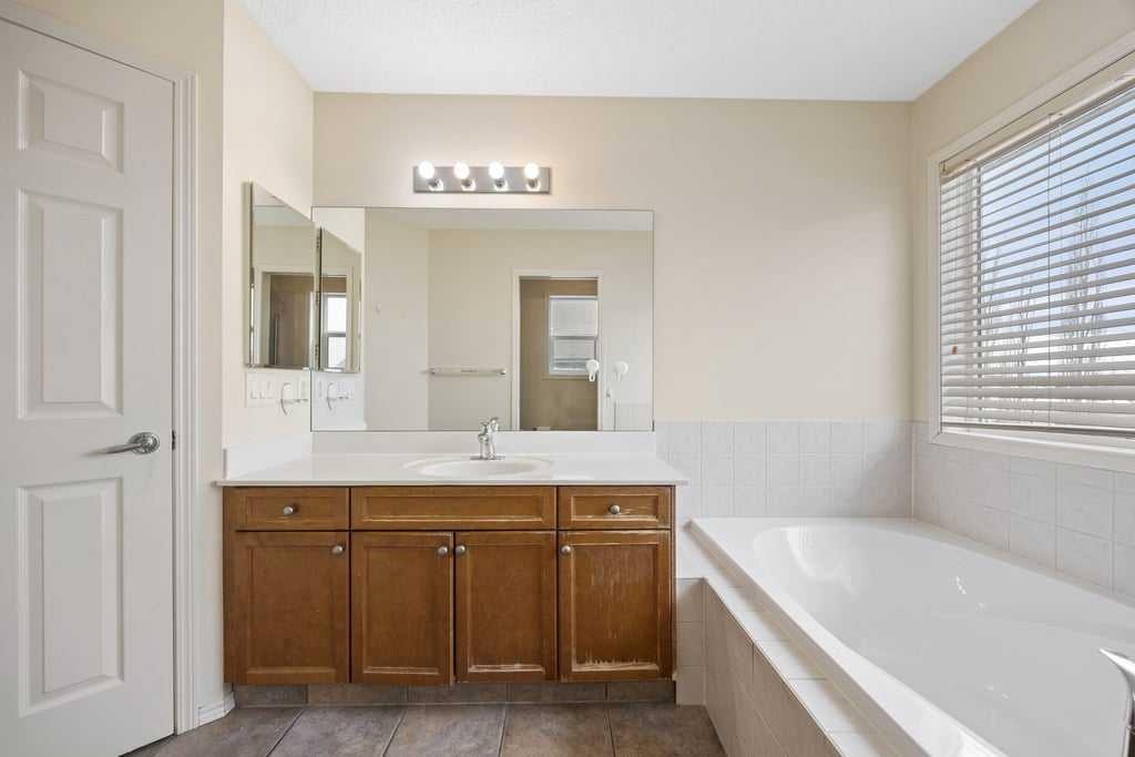 19 Sienna Park Crescent Sw, Calgary, AB - Indoor Photo Showing Bathroom