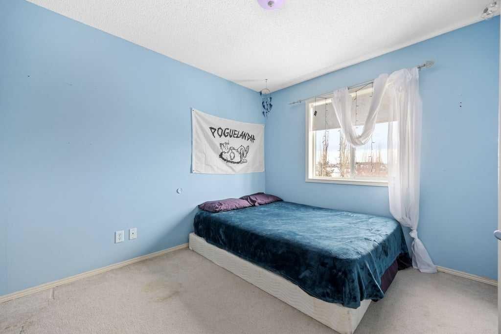 19 Sienna Park Crescent Sw, Calgary, AB - Indoor Photo Showing Bedroom