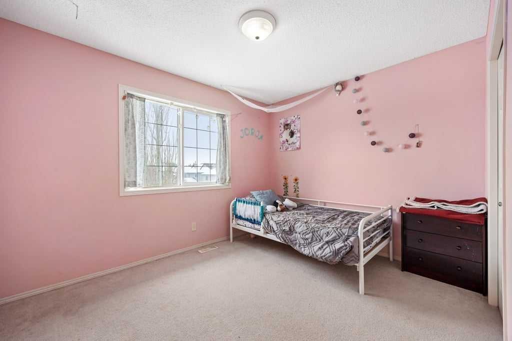 19 Sienna Park Crescent Sw, Calgary, AB - Indoor Photo Showing Bedroom