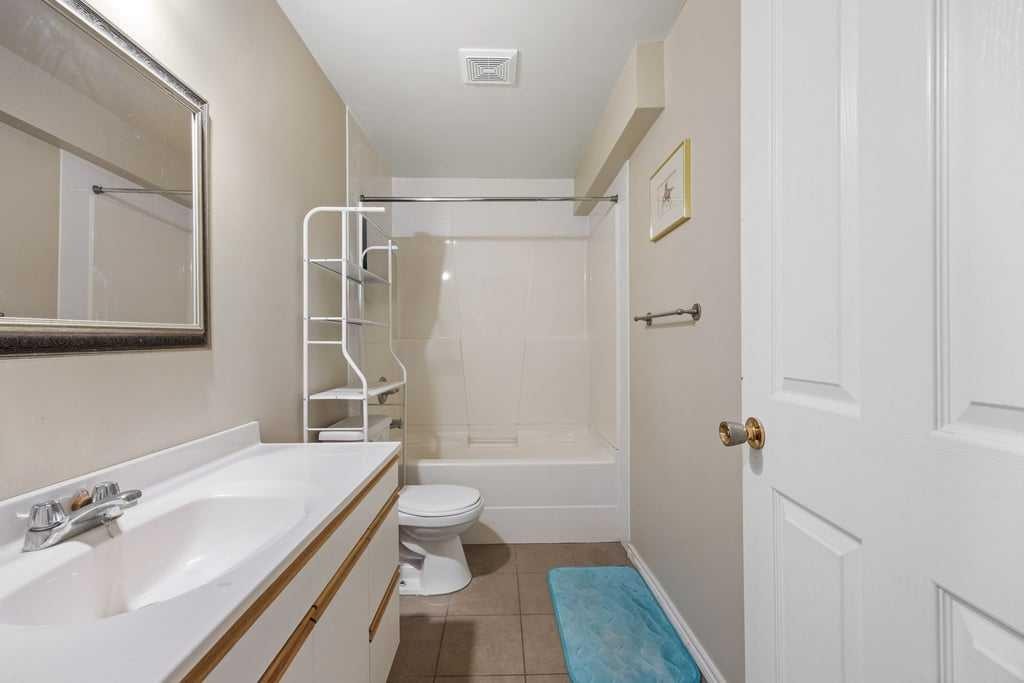 19 Sienna Park Crescent Sw, Calgary, AB - Indoor Photo Showing Bathroom