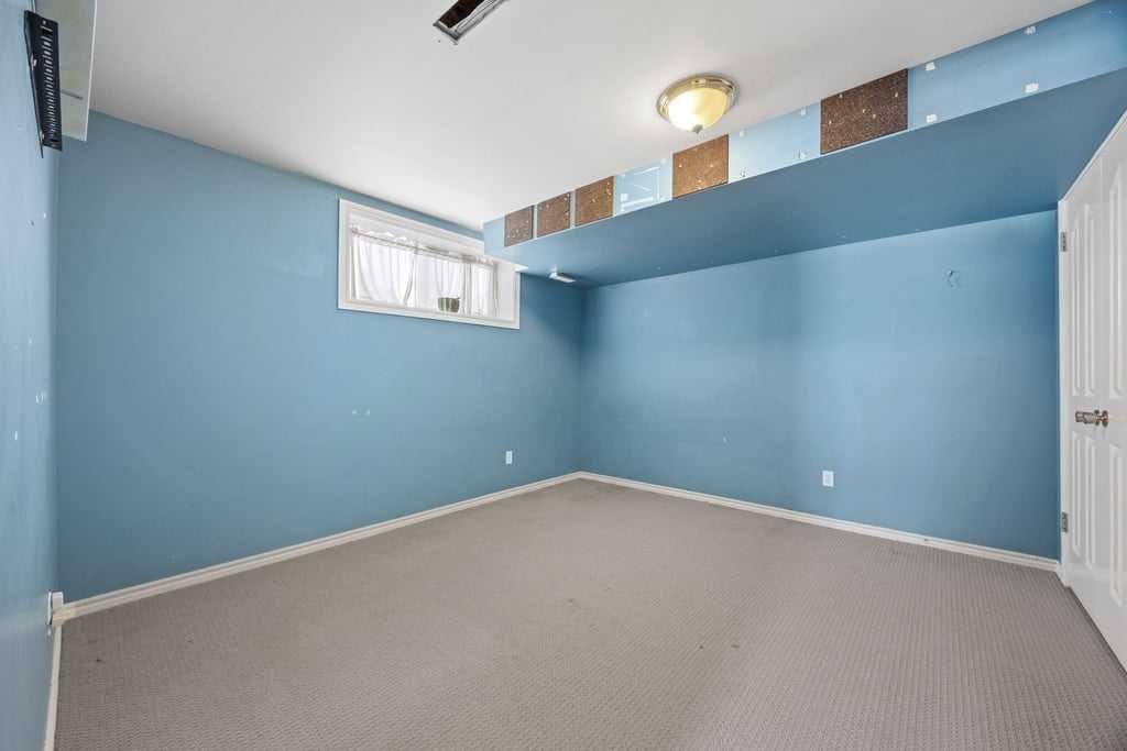 19 Sienna Park Crescent Sw, Calgary, AB - Indoor Photo Showing Other Room