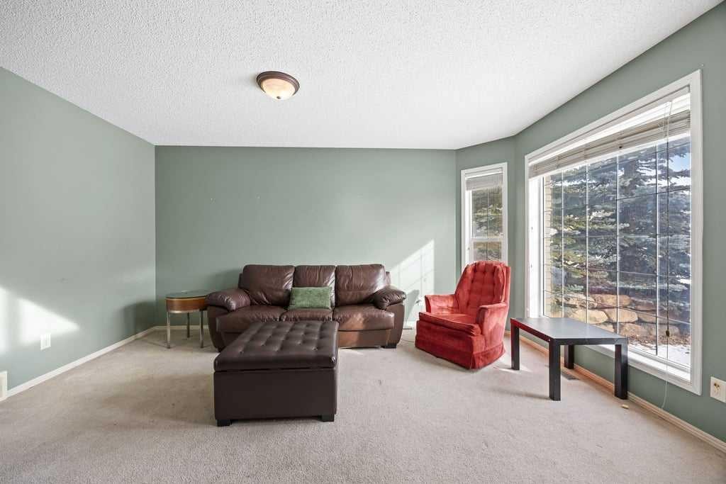 19 Sienna Park Crescent Sw, Calgary, AB - Indoor Photo Showing Living Room