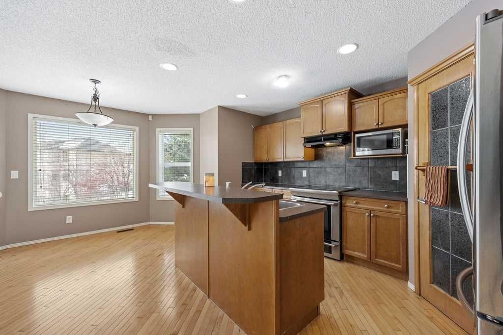 19 Sienna Park Crescent Sw, Calgary, AB - Indoor Photo Showing Kitchen