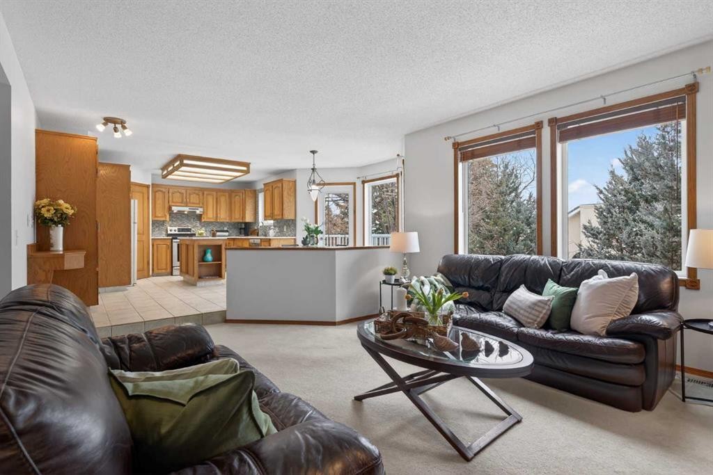 677 Hawkwood Boulevard Nw, Calgary, AB - Indoor Photo Showing Living Room