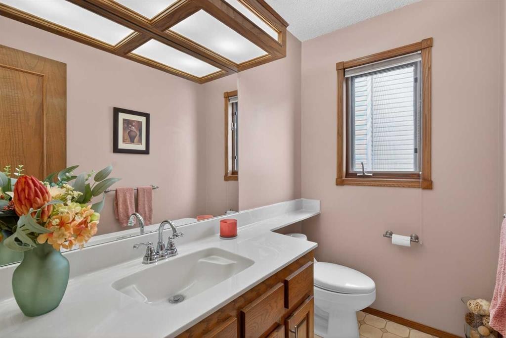 677 Hawkwood Boulevard Nw, Calgary, AB - Indoor Photo Showing Bathroom