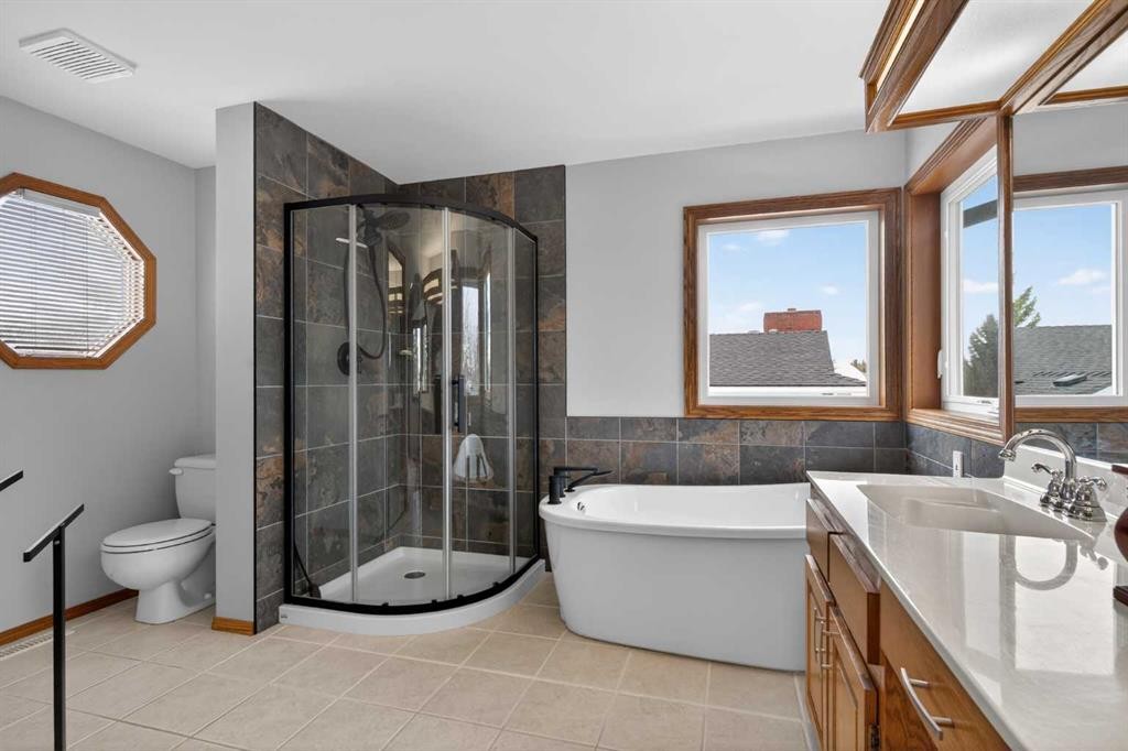 677 Hawkwood Boulevard Nw, Calgary, AB - Indoor Photo Showing Bathroom