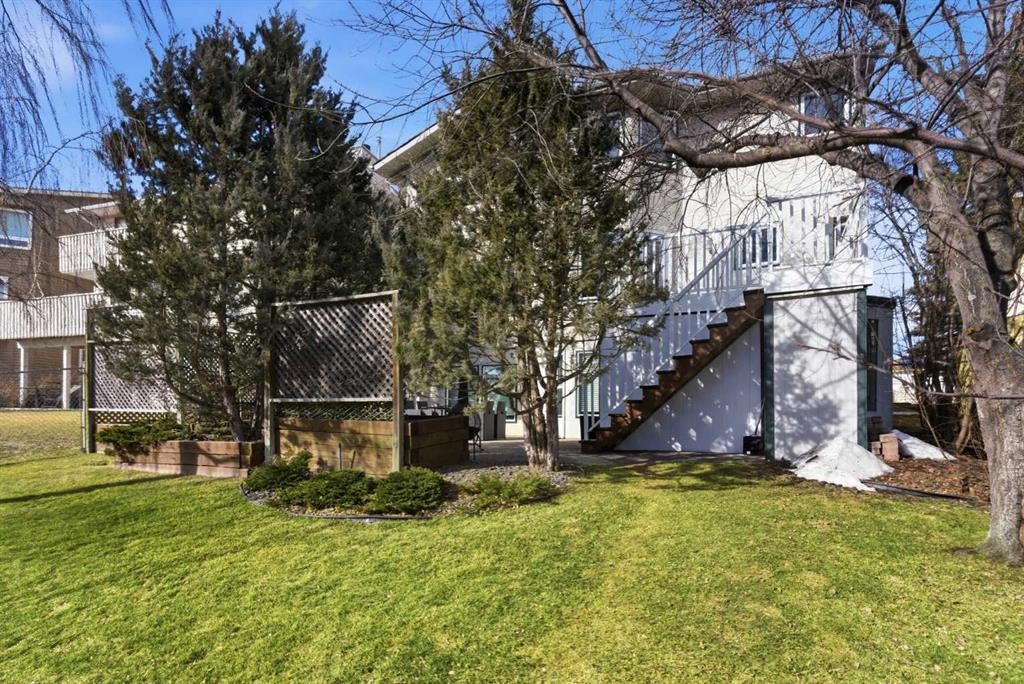677 Hawkwood Boulevard Nw, Calgary, AB - Outdoor