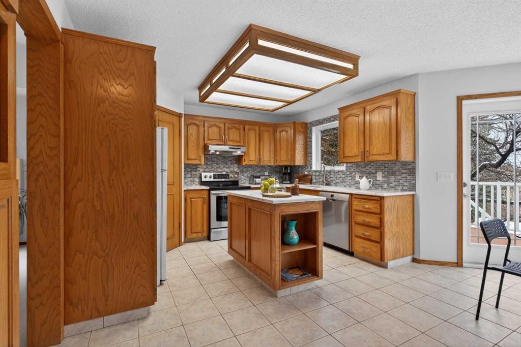 677 Hawkwood Boulevard Nw, Calgary, AB - Indoor Photo Showing Kitchen