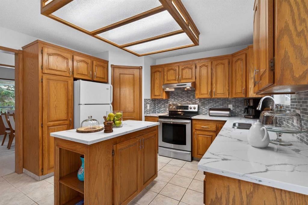 677 Hawkwood Boulevard Nw, Calgary, AB - Indoor Photo Showing Kitchen With Double Sink