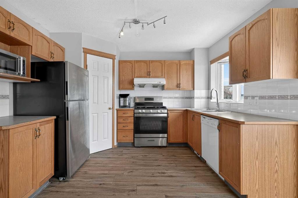 317 Martindale Drive Ne, Calgary, AB - Indoor Photo Showing Kitchen