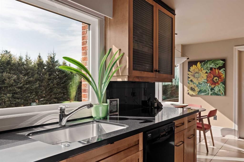 3S-222 Eagle Ridge Drive Sw, Calgary, AB - Indoor Photo Showing Kitchen