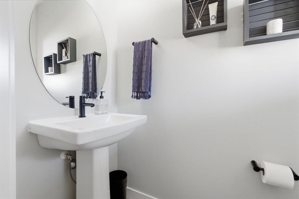 1208 Jumping Pound Common, Cochrane, AB - Indoor Photo Showing Bathroom