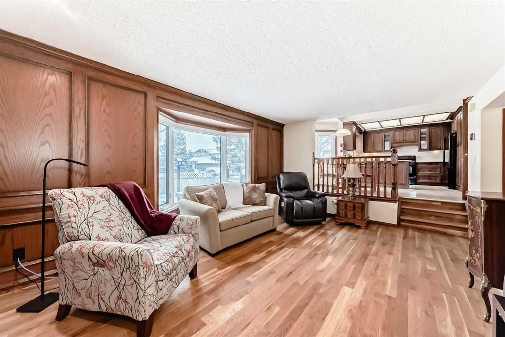 204 Edcath Place Nw, Calgary, AB - Indoor Photo Showing Living Room