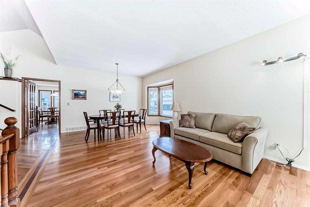 204 Edcath Place Nw, Calgary, AB - Indoor Photo Showing Living Room