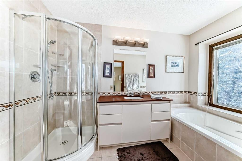 204 Edcath Place Nw, Calgary, AB - Indoor Photo Showing Bathroom