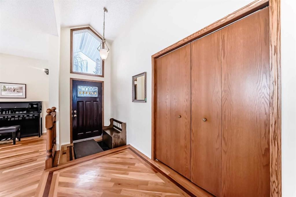 204 Edcath Place Nw, Calgary, AB - Indoor Photo Showing Other Room