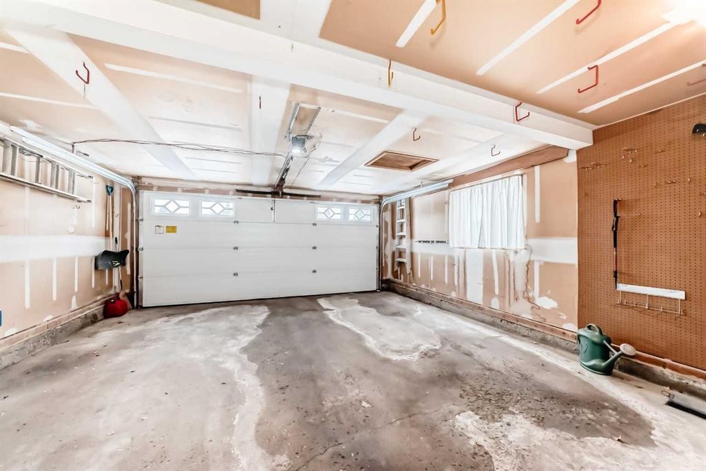 204 Edcath Place Nw, Calgary, AB - Indoor Photo Showing Garage