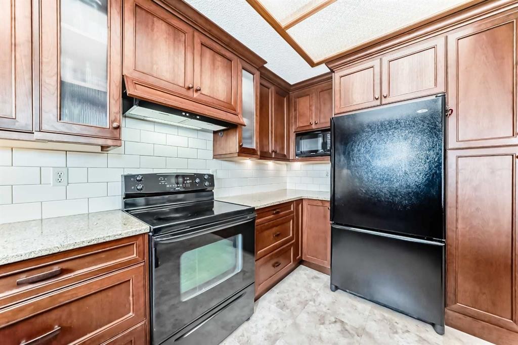 204 Edcath Place Nw, Calgary, AB - Indoor Photo Showing Kitchen