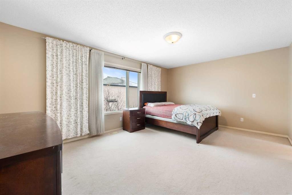 69 Hampstead Gardens Nw, Calgary, AB - Indoor Photo Showing Bedroom