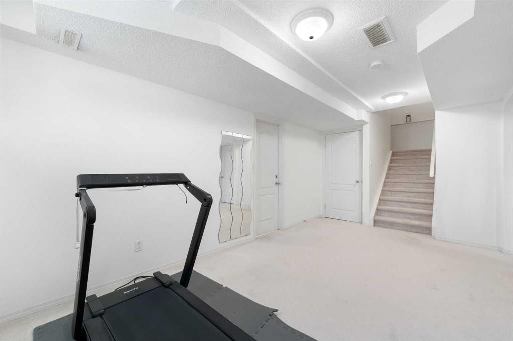 69 Hampstead Gardens Nw, Calgary, AB - Indoor Photo Showing Gym Room