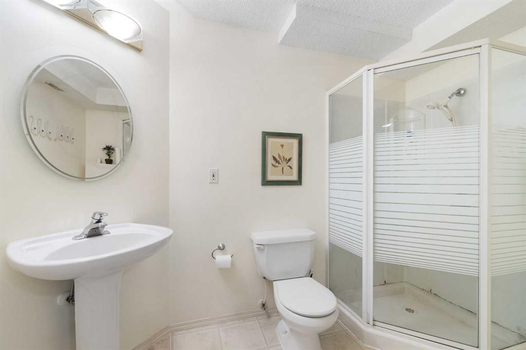 69 Hampstead Gardens Nw, Calgary, AB - Indoor Photo Showing Bathroom