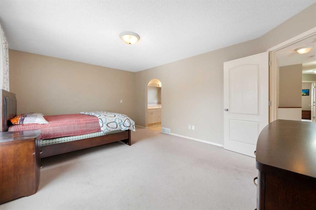 69 Hampstead Gardens Nw, Calgary, AB - Indoor Photo Showing Bedroom