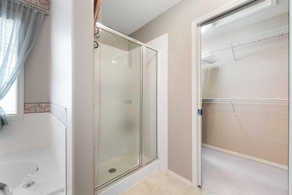 69 Hampstead Gardens Nw, Calgary, AB - Indoor Photo Showing Bathroom
