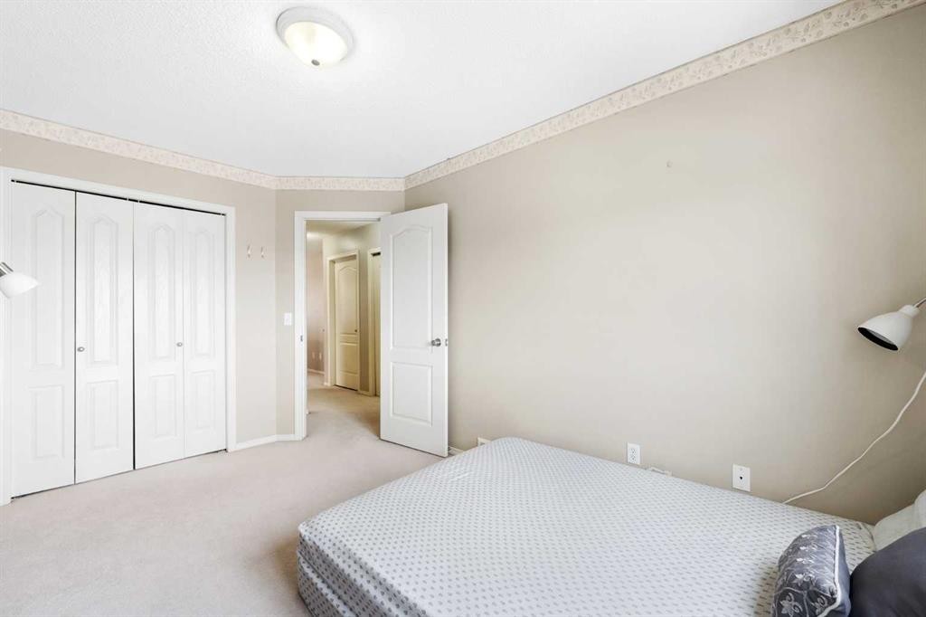 69 Hampstead Gardens Nw, Calgary, AB - Indoor Photo Showing Bedroom