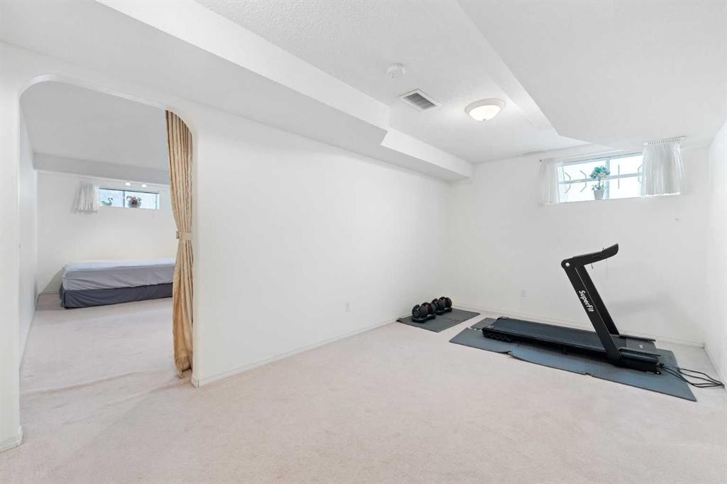 69 Hampstead Gardens Nw, Calgary, AB - Indoor Photo Showing Gym Room