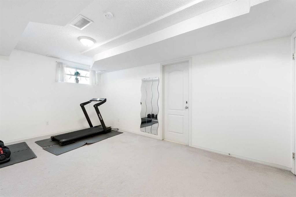69 Hampstead Gardens Nw, Calgary, AB - Indoor Photo Showing Gym Room