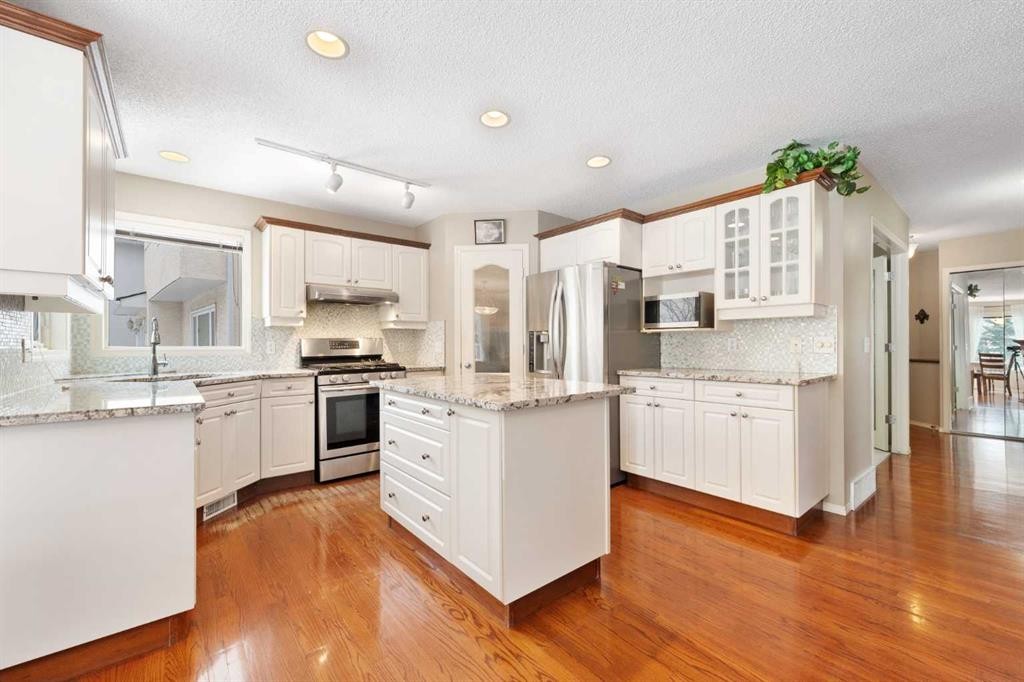 69 Hampstead Gardens Nw, Calgary, AB - Indoor Photo Showing Kitchen With Upgraded Kitchen