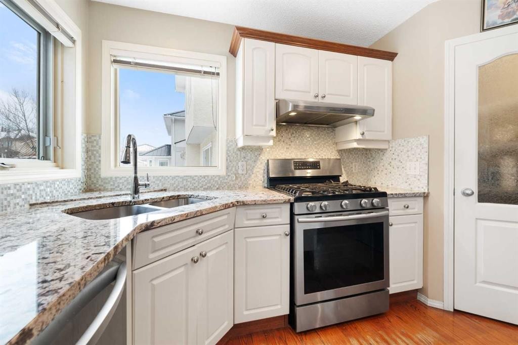 69 Hampstead Gardens Nw, Calgary, AB - Indoor Photo Showing Kitchen With Double Sink With Upgraded Kitchen