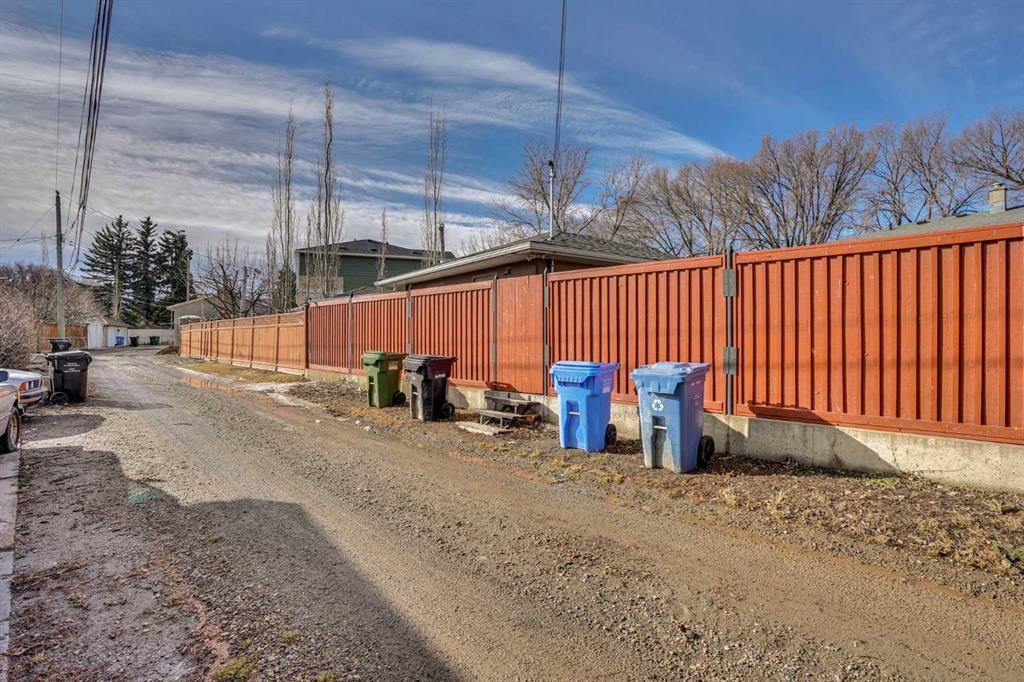 931 Robert Road Ne, Calgary, AB - Outdoor