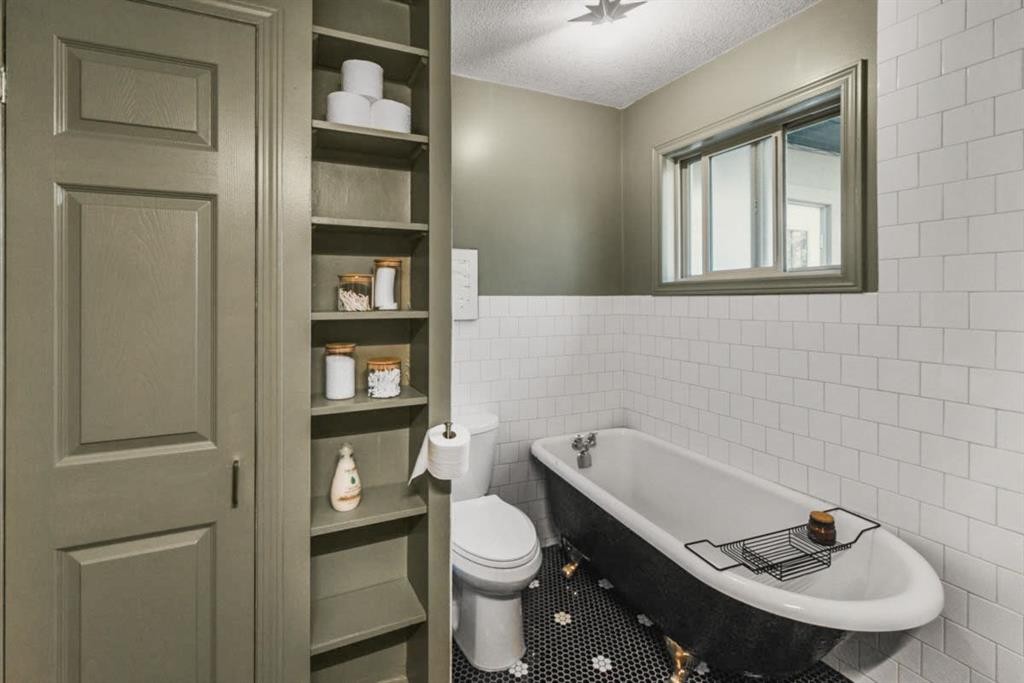 232 21 Avenue Ne, Calgary, AB - Indoor Photo Showing Bathroom