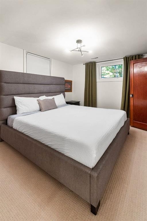 232 21 Avenue Ne, Calgary, AB - Indoor Photo Showing Bedroom