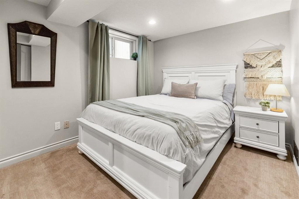 232 21 Avenue Ne, Calgary, AB - Indoor Photo Showing Bedroom