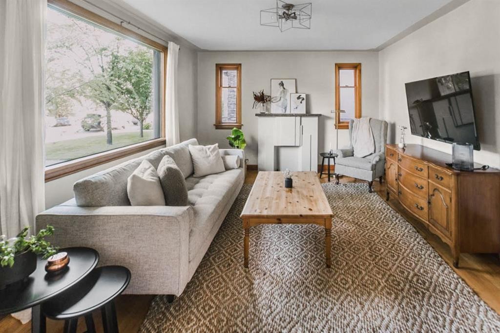 232 21 Avenue Ne, Calgary, AB - Indoor Photo Showing Living Room