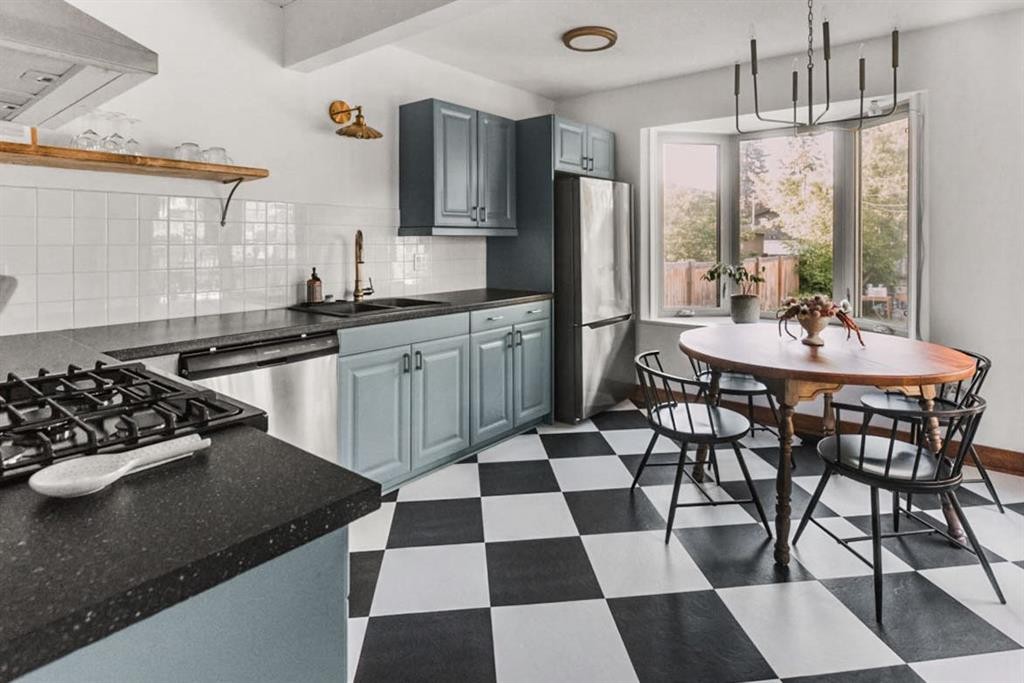 232 21 Avenue Ne, Calgary, AB - Indoor Photo Showing Kitchen With Stainless Steel Kitchen With Upgraded Kitchen
