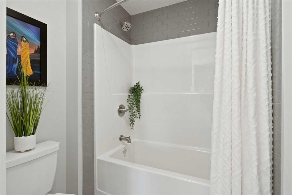 36 Cranbrook Cape Se, Calgary, AB - Indoor Photo Showing Bathroom