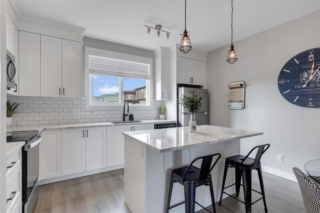 11 Sage Bluff Gate Nw, Calgary, AB - Indoor Photo Showing Kitchen With Upgraded Kitchen