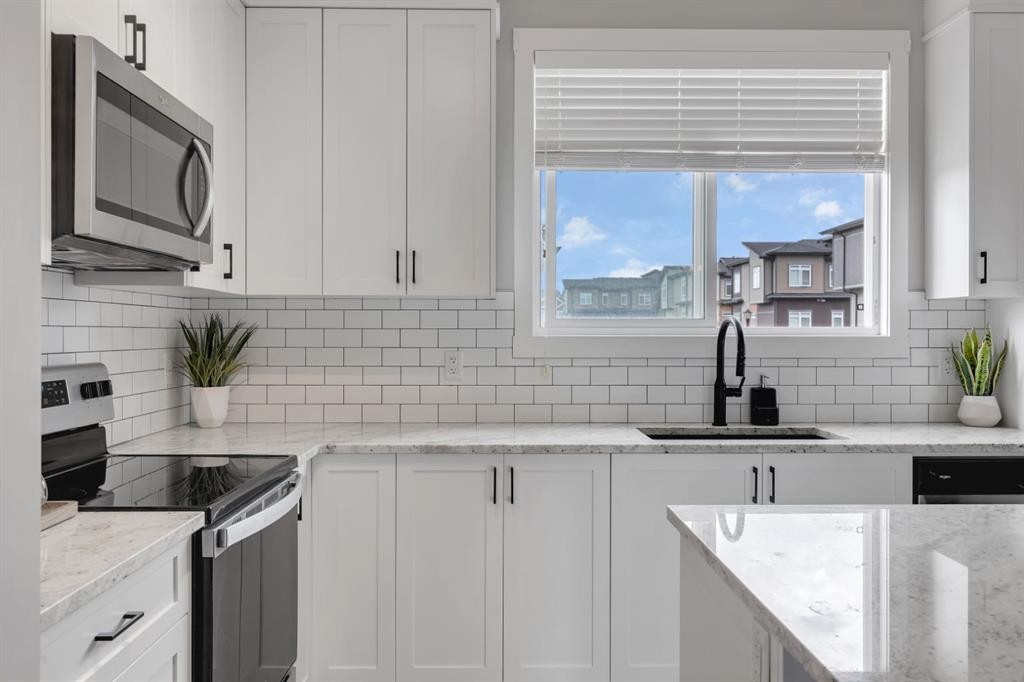11 Sage Bluff Gate Nw, Calgary, AB - Indoor Photo Showing Kitchen With Upgraded Kitchen