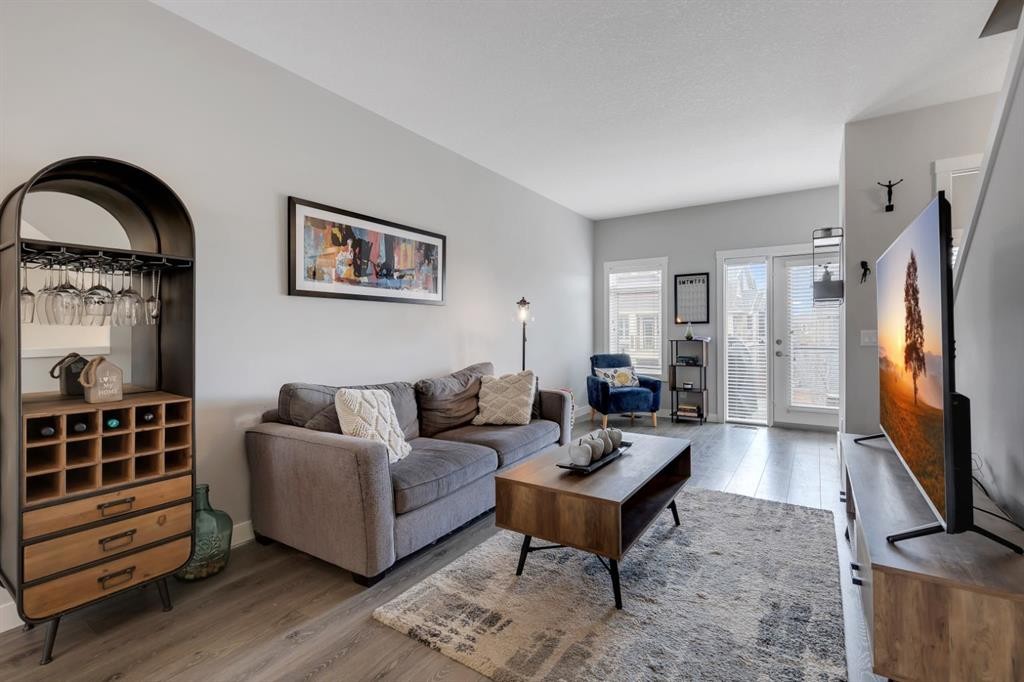 11 Sage Bluff Gate Nw, Calgary, AB - Indoor Photo Showing Living Room