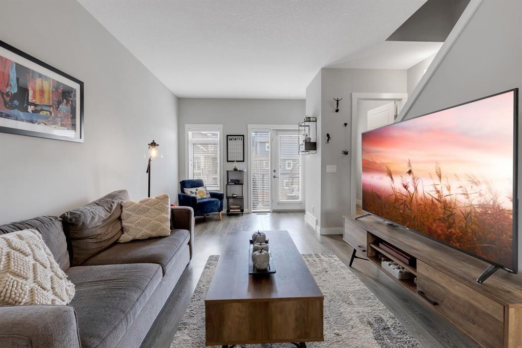 11 Sage Bluff Gate Nw, Calgary, AB - Indoor Photo Showing Living Room