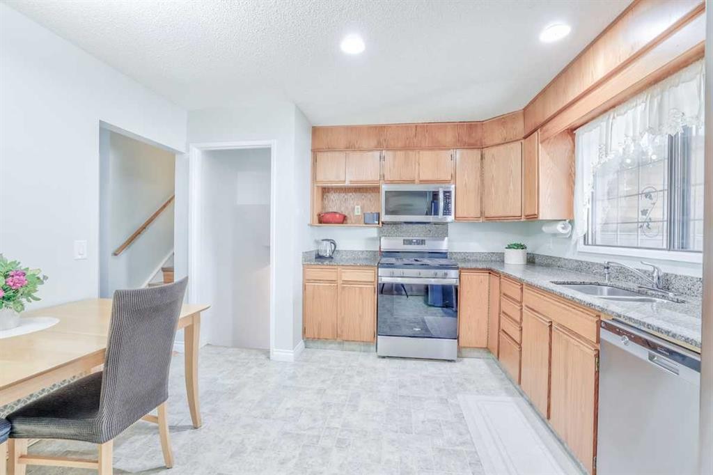 232 Templeside Circle Ne, Calgary, AB - Indoor Photo Showing Kitchen With Double Sink