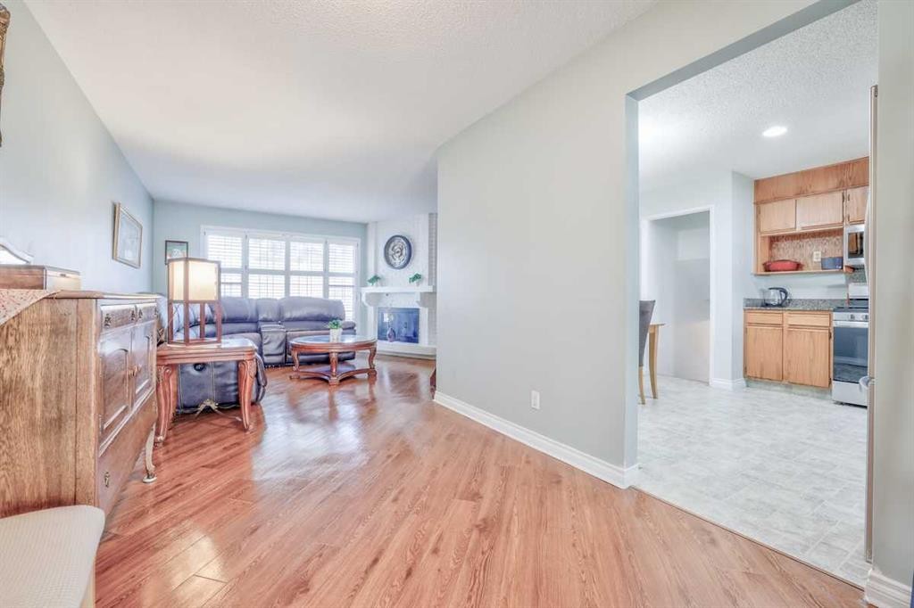232 Templeside Circle Ne, Calgary, AB - Indoor Photo Showing Living Room