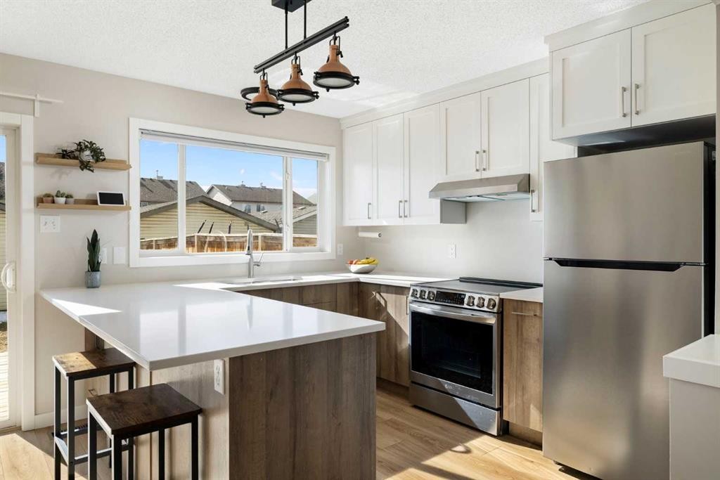 9 Elgin Mews Se, Calgary, AB - Indoor Photo Showing Kitchen With Upgraded Kitchen