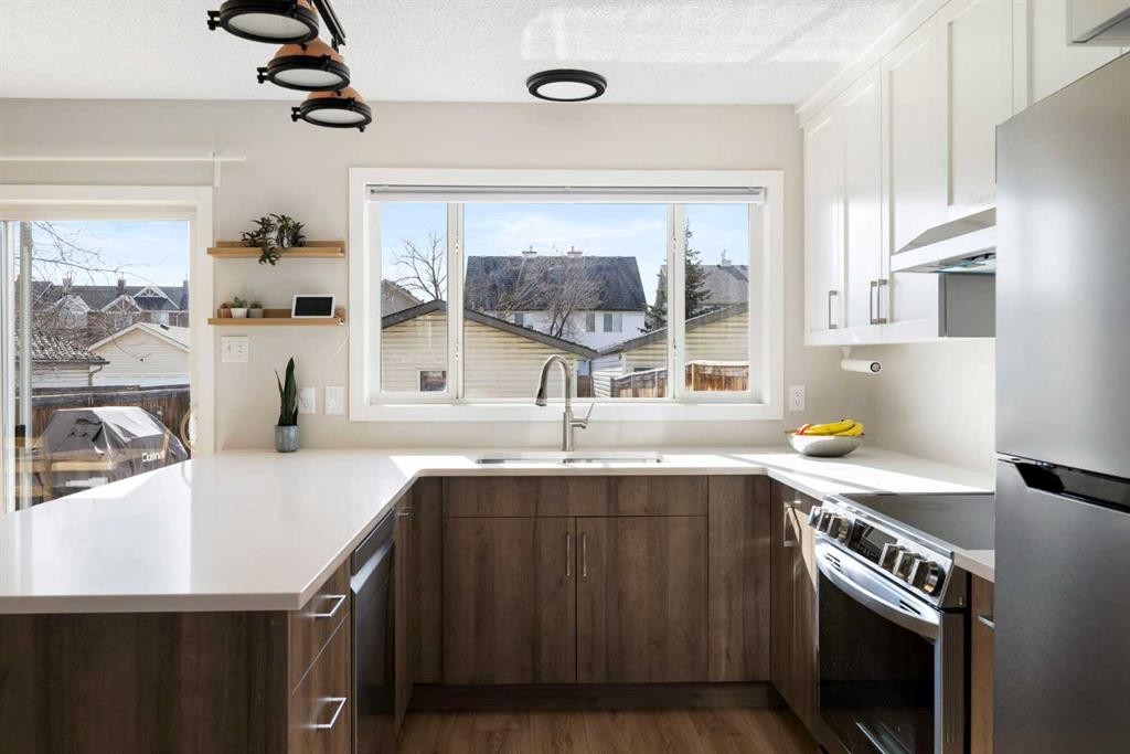 9 Elgin Mews Se, Calgary, AB - Indoor Photo Showing Kitchen With Upgraded Kitchen