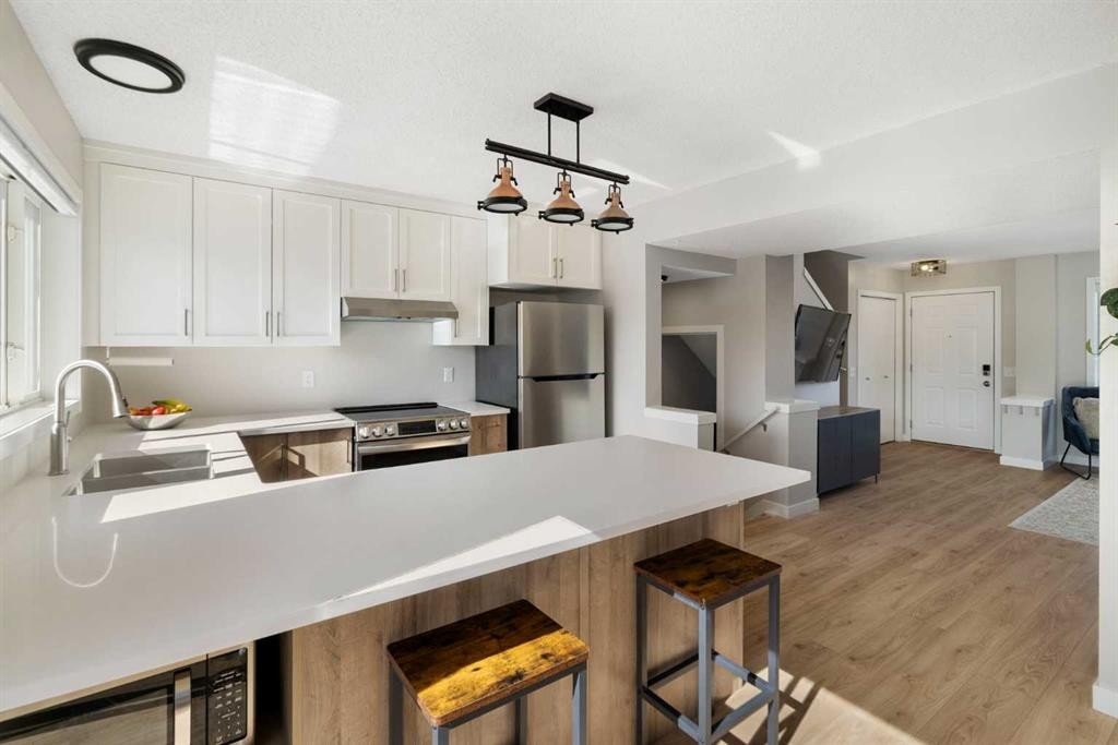 9 Elgin Mews Se, Calgary, AB - Indoor Photo Showing Kitchen With Double Sink