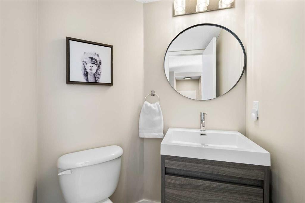 9 Elgin Mews Se, Calgary, AB - Indoor Photo Showing Bathroom