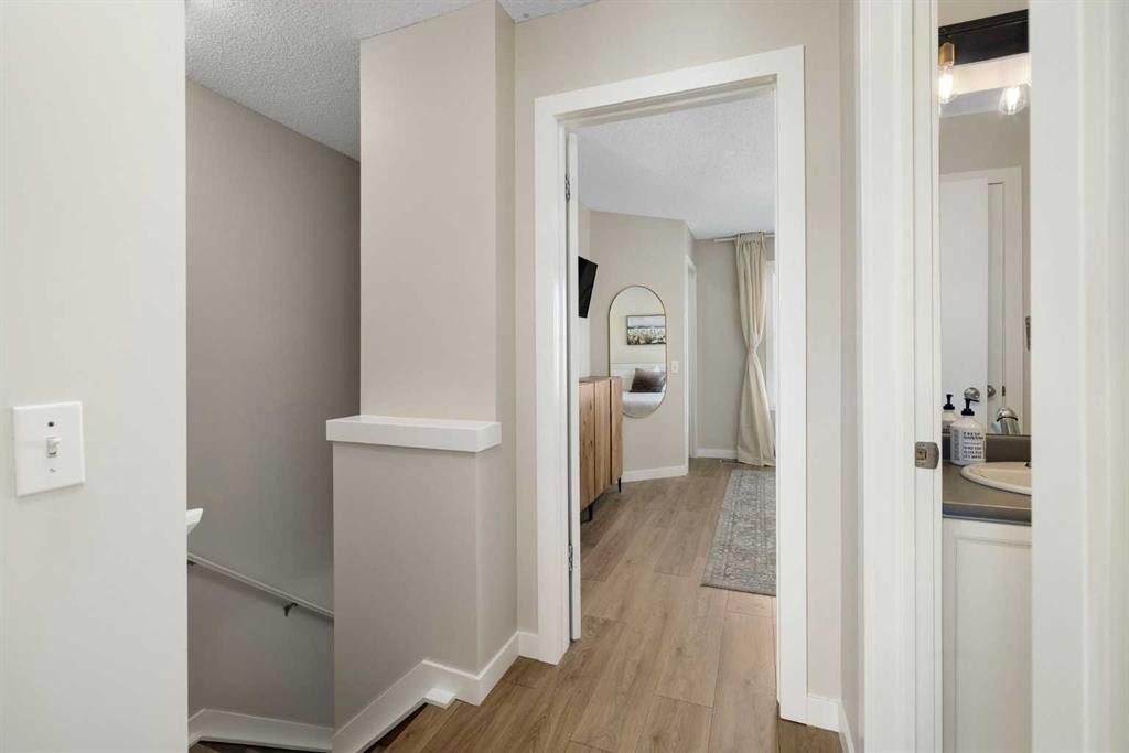 9 Elgin Mews Se, Calgary, AB - Indoor Photo Showing Other Room